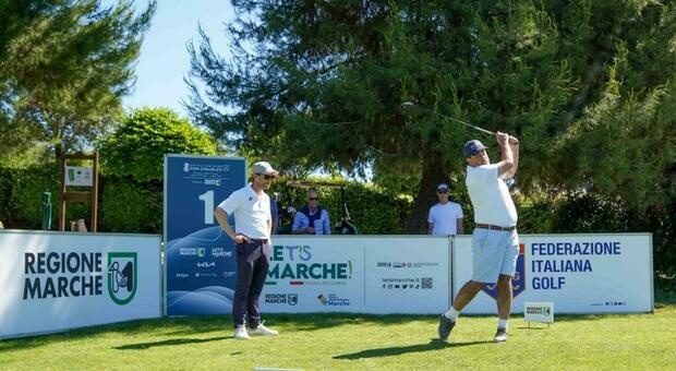 Alessandro Fava perde la vista e diventa campione di golf: «Seguo la pallina con il suono del colpo»