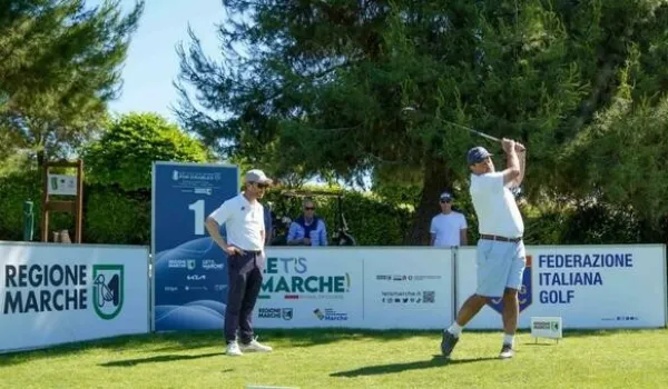 Alessandro Fava perde la vista e diventa campione di golf: «Seguo la pallina con il suono del colpo»
